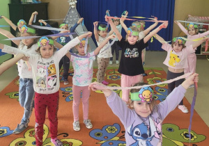 Przedszkolaki tańczą z paskami kolorowej bibuły do utworu A.Vivaldiego-Wiosna.