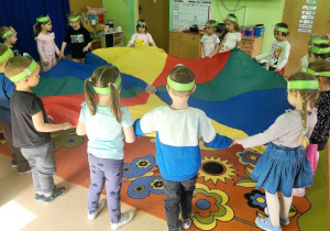 Zabawa muzyczna z chustą animacyjną-Lot motyla.