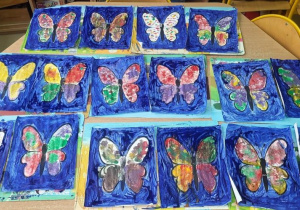 Prezentacja prac plastycznych dzieci-motyli malowanych farbą.