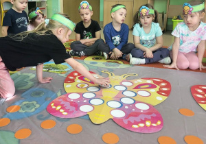 Dzieci grają w grę-Motyl.