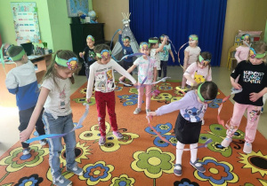 Zabawa muzyczno-ruchowa z użyciem pasków bibuły.