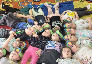 Zabawa relaksacyjna-Motylek na kwiatku.