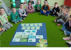 Dzieci słuchają opowiadania B.Formy-Zielona żabka i słuchają ciekawostek na temat żab