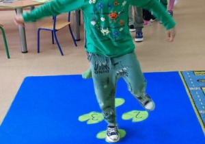 Chłopiec gra w żabkowe klasy