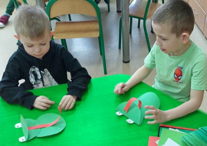 Chłopcy wykonują żabki