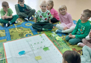 Chłopiec koduje drogę do żabki