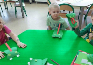 Dzieci wykinują pracę plastyczną-żabka