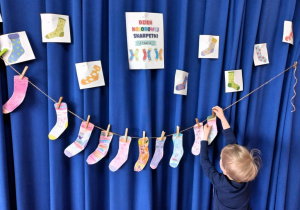 Chłopiec zawiesza wykonaną pracę