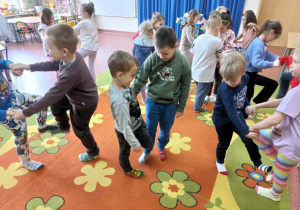 Dzieci dotykają się stopami