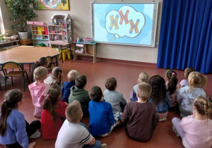 Dzieci ogladają film edukacyjny