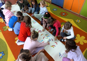 Dzieci układają skarpetki według kodu