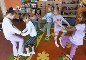 Dziewczynki biorą udział w zabawie ruchowej-skarpetka do skarpetki