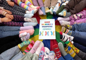 Pamiątkowe zdjęcie z Dnia kolorowej skarpetki