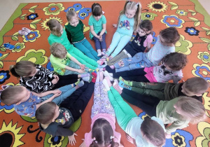 Motylki prezentują założone nie do pary skarpetki.