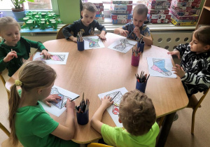 Dzieci kolorują skarpetki.