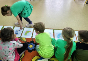 Dziewczynka przelicza kolorowe skarpetki.