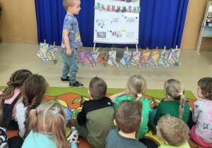 Chłopiec przelicza skarpetki powieszone na sznurku.