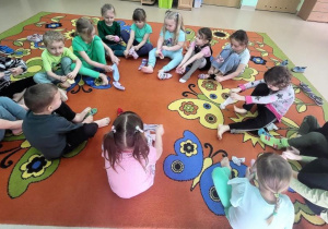 Trening zdejmowania i zakładania skarpetek.