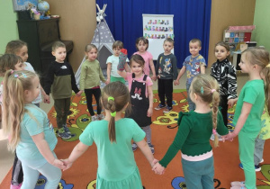Dzieci uczestniczą w zabawie ruchowej ze śpiewem.