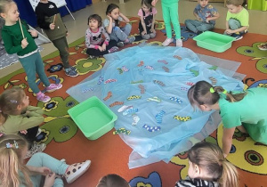 Dziewczynka łowi skarpetki.