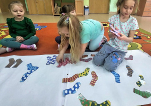 Dziewczynka dobiera skarpety do pary.