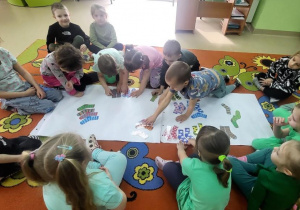 Dzieci dobierają skarpety do pary.