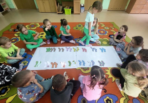 Dziewczynka przelicza kolorowe skarpetki.