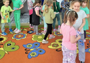 Motylki uczestniczą w zabawie ruchowej.