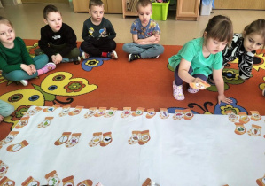 Dziewczynka szuka "skarpetkowych rymów".