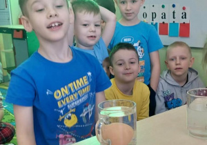 Dzieci sprawdzają jak zachowuje się jajko w słodkiej wodzie