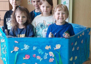 Dzieci w własnoręcznie wykonanym akwarium