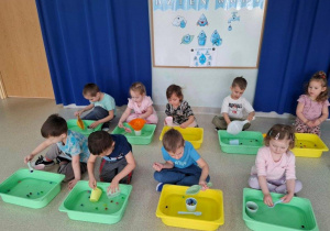 Zabawy z wodą w grupie Rybki.