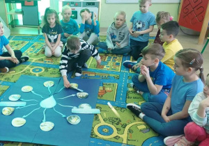 Chłopiec układa obrazki-do czego potrzebna jest woda