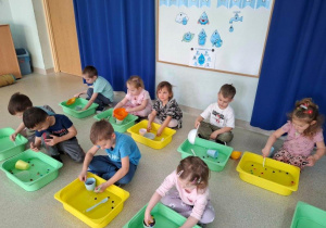 Zabawy z wodą w grupie Rybki.