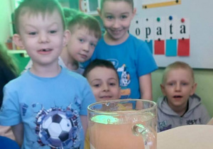 Żabki obserwują co dzieje się z jajkiem w wodzie słonej