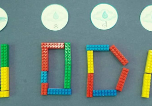 Napis-woda utworzony z liter i klocków