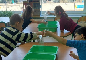 Zawody-która drużyna szybciej napełni butelkę wodą