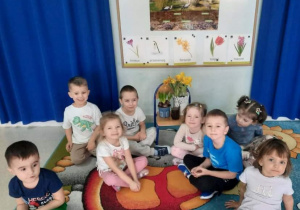 Dzieci uczestniczą w zajęciach na temat cyklu rozwojowego roślin.