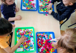 Praca plastyczna na temat zmian zachodzących w marcowej pogodzie.