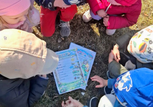 Dzieci zaznaczają zaobserwowane na spacerze oznaki wiosny.