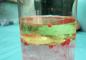 Eksperyment z olejem i barwnikiem.