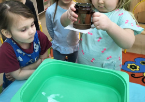 Eksperyment "Zaczarowana szklanka".