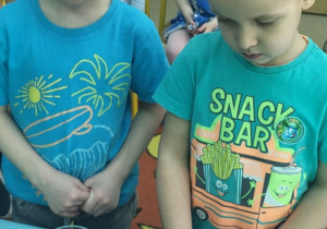 Chłopcy wykonują eksperyment.