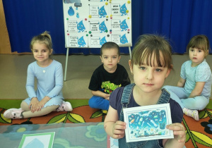 Dziewczynka bierze udział w zabawie dydaktycznej.