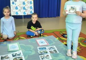 Dziewczynka bierze udział w zabawie dydaktycznej.