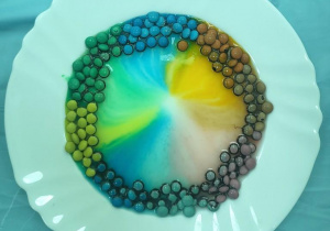 Zjawisko dyfuzji barwnika w wodzie.