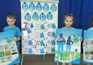 Dzieci prezentują omówione plansze edukacyjne.