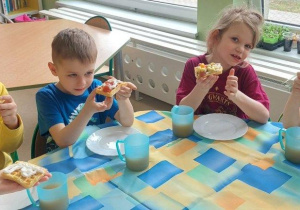 Żabki prezentują przygotowane gofry