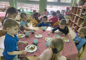 Motylki przygotowują gofry