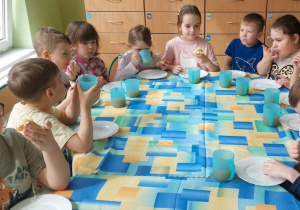 Żabki degustują gofry